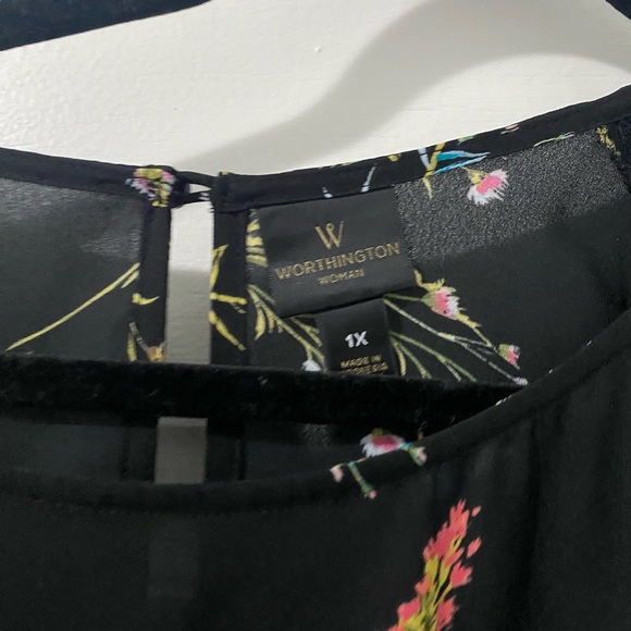 Pretty floral shirt! - Picture 3 of 3